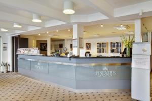 格林哥里皮奈霍斯酒店的大楼内一间设有蓝色柜台的餐厅