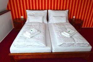 尼特拉扎默克卡霍费拉旅馆的一张带白色床单和枕头的床铺
