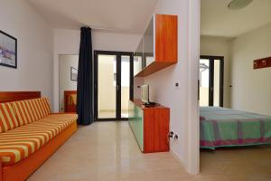 利尼亚诺萨比亚多罗Residenza Verde的客厅配有沙发和1张床