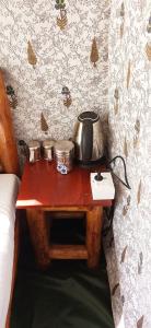 兰纳加Corbett Nature Retreat的茶几,茶壶和锅