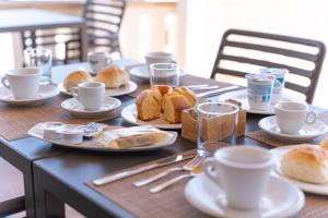莱乌卡伊尔帕帕伽罗旅馆的桌子,上面放有面包盘和咖啡杯