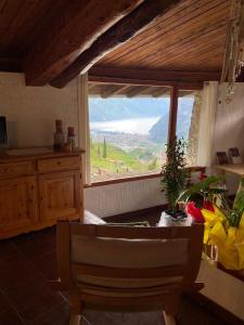 滕诺Appartamento Orizzonte Lago的厨房设有美景大窗户
