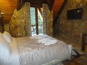 卡拉维塔eco oneiro resort的石墙房间内的一张床位