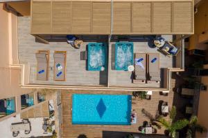 赫索尼索斯Palmera Beach Hotel & Spa - Adults Only的享有带游泳池的度假村的顶部景致