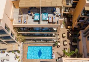 赫索尼索斯Palmera Beach Hotel & Spa - Adults Only的大楼游泳池的顶部景色