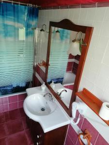 Murias de Rechivaldo弗洛尔旅馆的浴室设有白色水槽和镜子