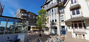德帕内Le Petit Nord的一条城市街道,自行车停在大楼旁边