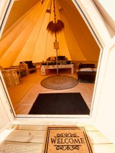 HeerewaardenBell Tent的帐篷,房间中间有欢迎垫
