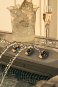 阿达玛斯Kallia's Suites Milos的一张桌子,上面放着一杯水和一杯香槟