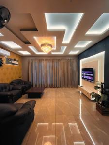 PerintalmannaBBC Luxury Apartments的带沙发和电视的客厅