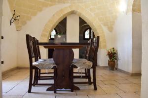 圣维托诺曼Trulli Monte Madre的拱门房里的桌椅