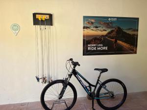 圣塔克里斯蒂纳阿鲁RVHotels Golf Costa Brava的一辆自行车停在墙上,墙上挂着海报