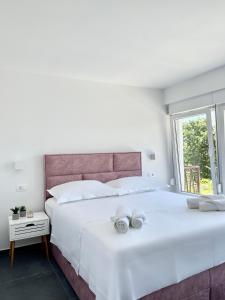 斯普利特Elite rooms Split - FREE PARKING的白色卧室配有一张大床和毛巾