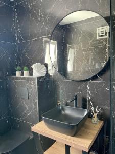 斯普利特Elite rooms Split - FREE PARKING的黑色浴室设有水槽和镜子