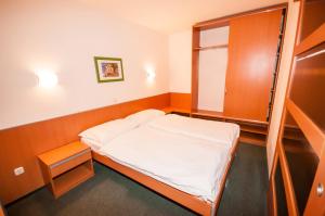 博扎瓦Hotel Agava的小房间设有床和橱柜