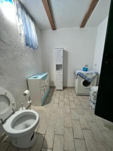 卡帕尔比奥La Casetta Blu的一间带卫生间和水槽的浴室