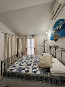 卡帕尔比奥La Casetta Blu的卧室配有一张床,墙上有十字架