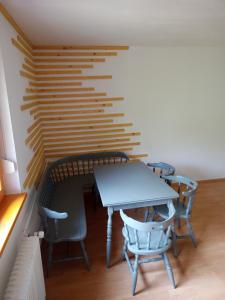 LjubnoLahova hiša的木墙客房内的桌椅