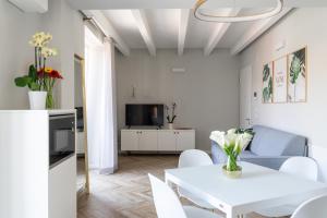 维罗纳HomeThirtyFour的白色的客厅配有白色的桌子和椅子
