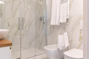 维罗纳HomeThirtyFour的带淋浴、卫生间和盥洗盆的浴室