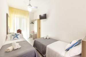 里乔内Hotel Condor-New 2024-Con Piscina的酒店客房设有两张床和电视。