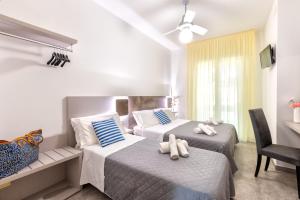 里乔内Hotel Condor-New 2024-Con Piscina的一间卧室配有两张带毛巾的床