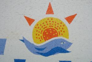 凯法洛斯剪辑酒店的墙上的太阳和鲸鱼画
