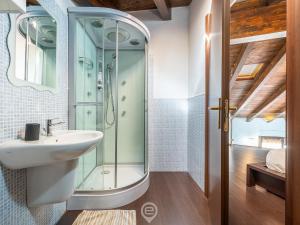 贡内萨Maty's House - Dreaming Holiday的一间带玻璃淋浴和水槽的浴室