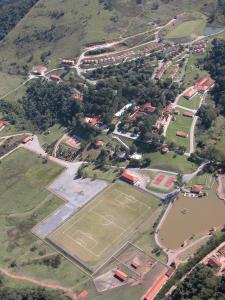 纳扎雷保利斯塔Hotel Estância Atibainha - Resort & Convention的享有公园空中美景,设有网球场