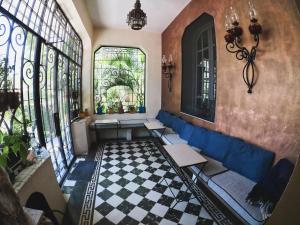 瓜达拉哈拉珍珠酒店精品住宿加早餐旅馆的客厅设有蓝色的沙发和窗户。
