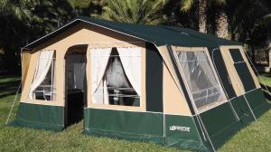 Yasocamping yaso-guara的草上绿色的棕褐色帐篷