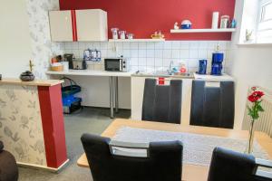 卢布明Ferienwohnung am Greifswalder Bodden的厨房配有柜台和桌椅