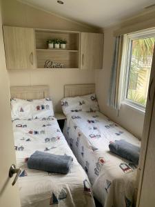 纽基Newquay Bay Resort - Sea Breeze 61的小型客房 - 带2张床和窗户