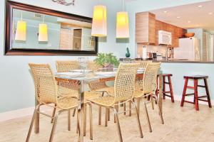 克利尔沃特Hamilton House 206的厨房以及带桌椅的用餐室。
