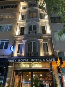 伊斯坦布尔Ruby Royal的酒店大楼前面有酒店标志