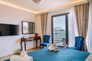 奥赫里德Villa Afrodita Lake View的配有一张床、一张书桌和一扇窗户的酒店客房