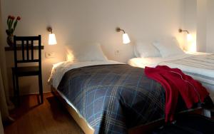KrižeBed & Breakfast Base Camp的一间卧室配有两张床,床上配有一张红色毯子