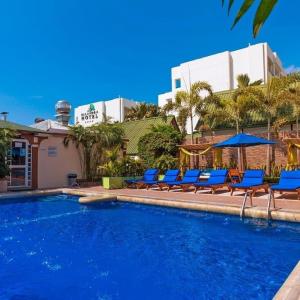 曼塔霸岚达酒店的一个带蓝色椅子和遮阳伞的游泳池