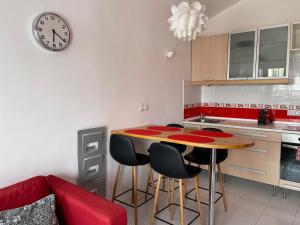 科蒂略Cotillo Lagoons Apartment的厨房配有桌椅和时钟