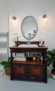 莱伯恩Rock View, Wensleydale的一间带水槽和镜子的浴室