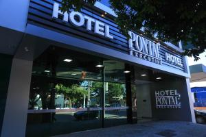 库尔韦卢Pontal Executive Hotel的建筑一侧的酒店标志