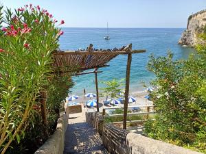 阿马尔菲博萨别墅的享有海滩美景,配有遮阳伞和海洋美景。