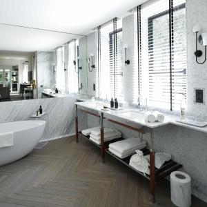 墨西哥城Casa Polanco Hotel Boutique的浴室配有2个盥洗盆、浴缸和浴缸。