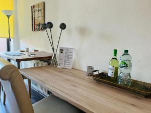 门兴格拉德巴赫Schönes Apartment in perfekter Lage的木桌旁的两瓶酒