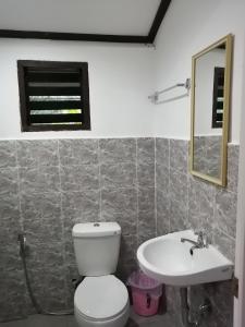ItaytayBundal Riverside Room#1的一间带卫生间和水槽的浴室