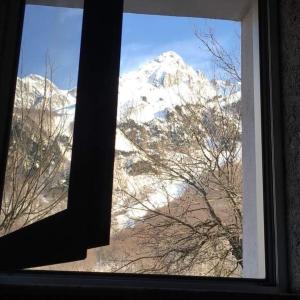 TropojëGuest House Emanueli的窗户享有雪覆盖的山景。