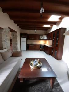 卡米拉日Villa archontiko的客厅配有桌子和沙发