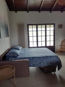 波尔托瓦尔特拉瓦利亚Feluca Porto的一间卧室配有一张带蓝色棉被的床