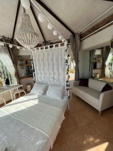 托雷德本纳贾尔邦Casa Hermosa的卧室配有白色的床和沙发