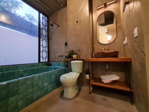 麦德林Nido Sky的浴室配有卫生间、盥洗盆和浴缸。